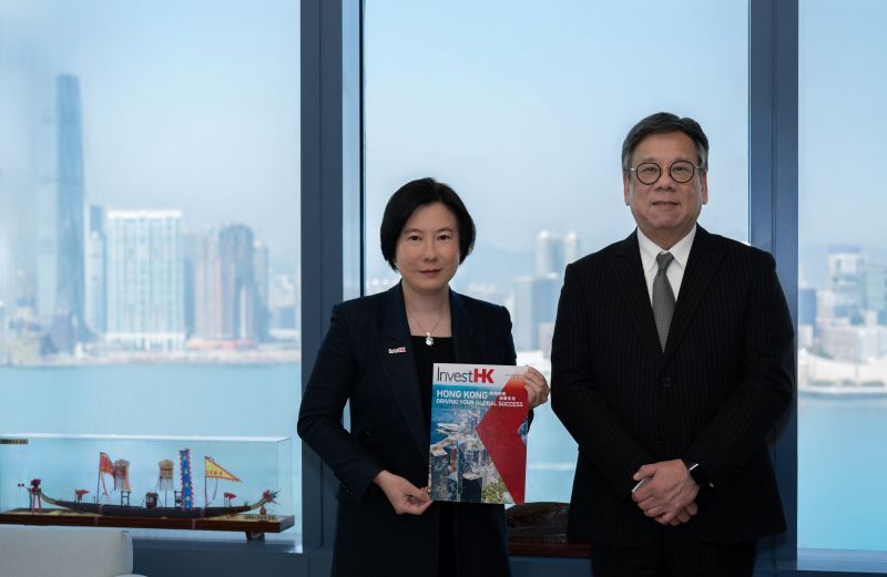 香港投資推廣署展示2025年度報告。香港特區(qū)政府新聞處供圖