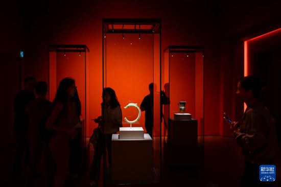 9月24日，媒體人員在香港故宮文化博物館“中華文明溯源”特展媒體預(yù)展上參觀。新華社記者 朱煒 攝