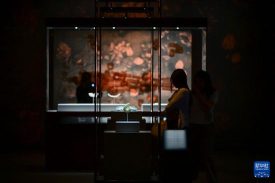 9月24日，媒體人員在香港故宮文化博物館“中華文明溯源”特展媒體預(yù)展上參觀。新華社記者 朱煒 攝