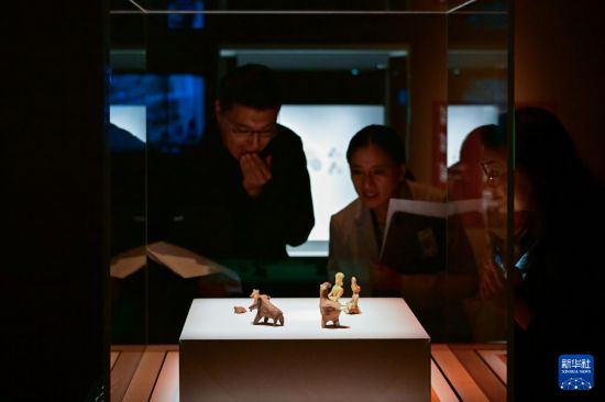  9月24日，媒體人員在香港故宮文化博物館“中華文明溯源”特展媒體預(yù)展上參觀。新華社記者 朱煒 攝