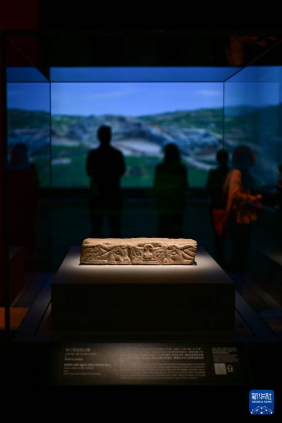   9月24日，媒體人員在香港故宮文化博物館“中華文明溯源”特展媒體預(yù)展上參觀。新華社記者 朱煒 攝