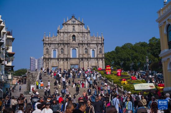 人們在澳門大三巴牌坊瀏覽（12月7日攝）。新華社發(fā)（張金加攝）