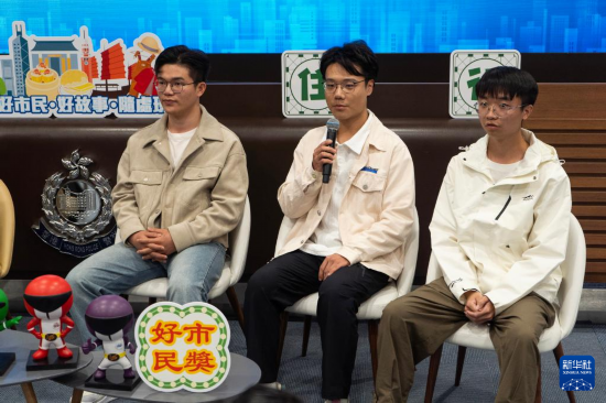   2月17日，何金淼（左）、溫建彬（右）和王皓霖在香港灣仔警察總部接受媒體采訪(fǎng)。新華社發(fā)（龍鏡伊攝）