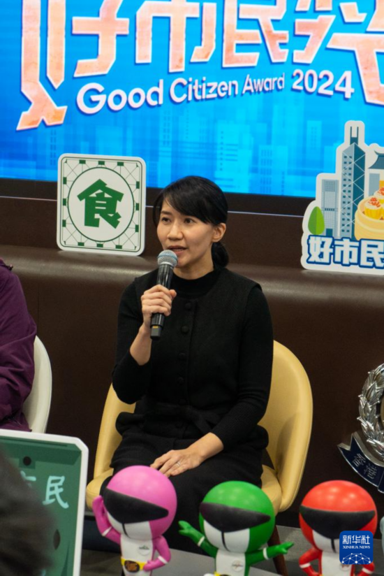   2月17日，香港特區(qū)政府警務(wù)處公共關(guān)系部（策略聯(lián)絡(luò)組）總督察溫翠玲在接受記者采訪(fǎng)。新華社發(fā)（龍鏡伊攝）