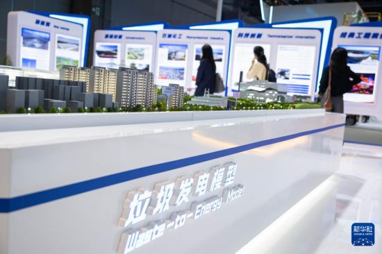 6月11日，與會(huì)者在第16屆國際基礎(chǔ)設(shè)施投資與建設(shè)高峰論壇暨展覽上參觀。新華社發(fā)（張金加攝）