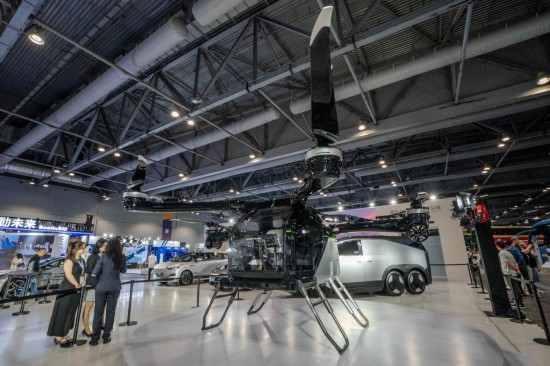  6月12日，市民在2025國(guó)際汽車(chē)及供應(yīng)鏈博覽會(huì)（香港）展廳內(nèi)參觀。新華社發(fā)（呂小煒攝）