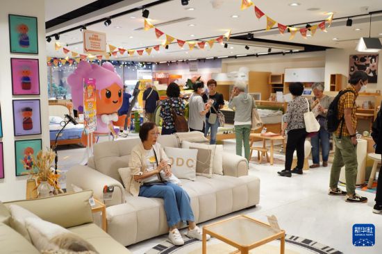 “618”期間，內(nèi)地電商平臺(tái)在香港舉辦線下市集，展示熱銷商品，提供“線下試用、線上下單”服務(wù)，吸引大批市民參與（6月16日攝）。新華社發(fā)（郭辛攝）
