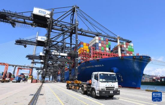 　　一艘貨輪在香港貨柜碼頭裝貨（5月22日攝）。新華社記者 陳鐸 攝