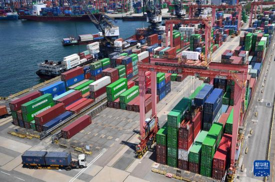 　　這是5月22日拍攝的香港貨柜碼頭。新華社記者 陳鐸 攝