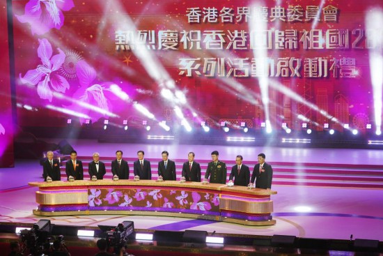 6月30日，嘉賓在香港體育館共同拉開慶祝香港回歸祖國28周年活動序幕。新華社發(fā)（王申攝）