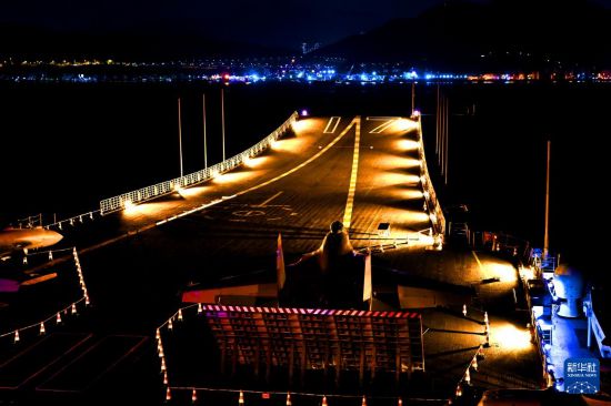 錨泊在維多利亞港的山東艦夜景（無(wú)人機(jī)照片，7月4日攝）。新華社發(fā)（蒲海洋 攝）