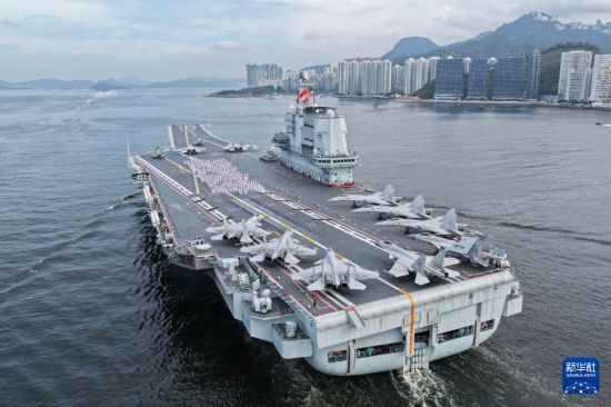 7月3日，中國(guó)海軍山東艦航母編隊(duì)抵達(dá)香港。這是山東艦官兵在飛行甲板上列隊(duì)排出“國(guó)安家好”字樣（無(wú)人機(jī)照片）。新華社發(fā)（蒲海洋 攝）