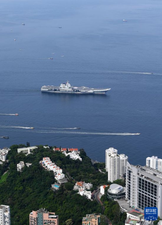 7月3日，中國(guó)海軍山東艦航母編隊(duì)抵達(dá)香港。這是山東艦行進(jìn)在香港水域。新華社記者 陳鐸 攝