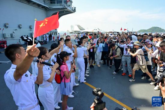 7月5日，編隊(duì)官兵為來(lái)訪民眾舉行快閃活動(dòng)。新華社記者 朱煒 攝