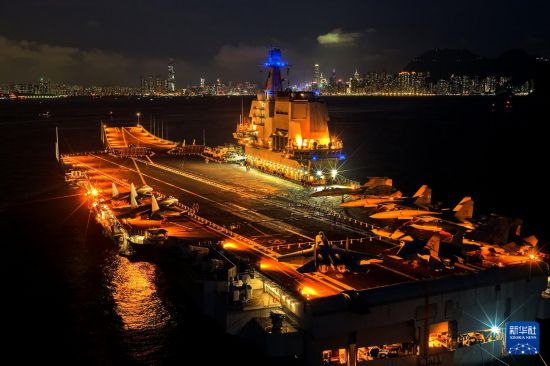 錨泊在維多利亞港的山東艦夜景（無(wú)人機(jī)照片，7月4日攝）。新華社發(fā)（蒲海洋 攝）