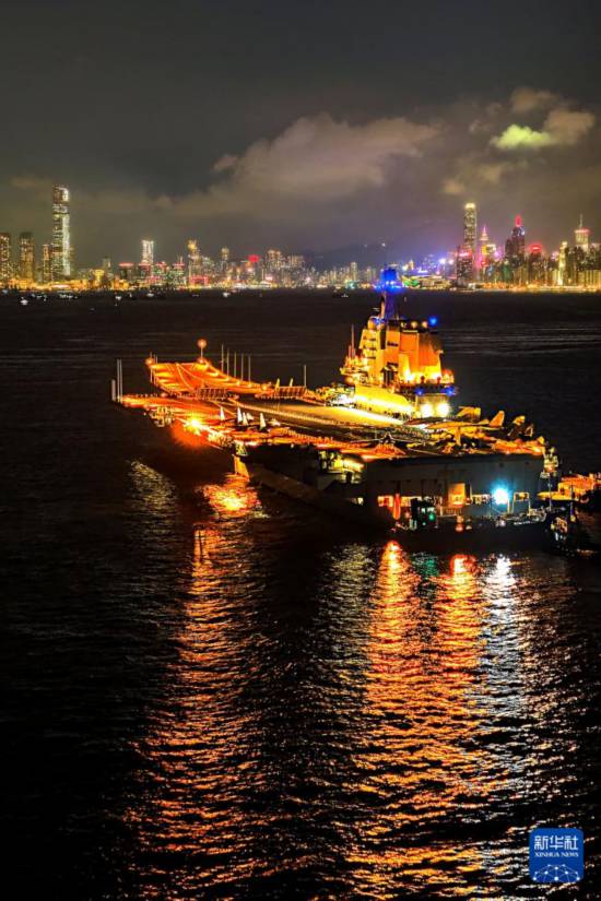 錨泊在維多利亞港的山東艦夜景（無(wú)人機(jī)照片，7月4日攝）。新華社發(fā)（蒲海洋 攝）