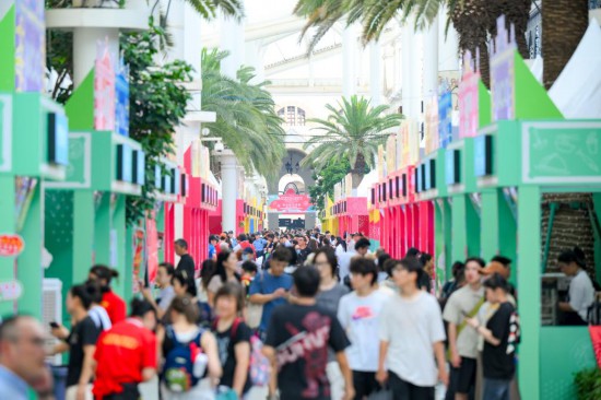 7月11日，2025澳門國際美食之都嘉年華上游客摩肩接踵。新華社發(fā)（張金加攝）