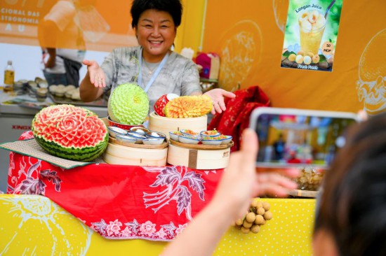 7月11日，游客在2025澳門國際美食之都嘉年華上拍攝美食。新華社發(fā)（張金加攝）