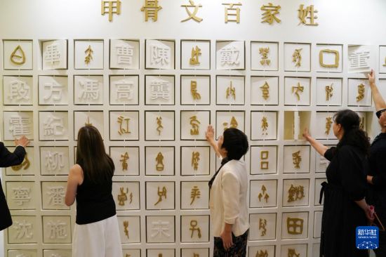 這是7月11日在香港中央圖書館拍攝的展覽現(xiàn)場(chǎng)。新華社發(fā)（王申 攝）