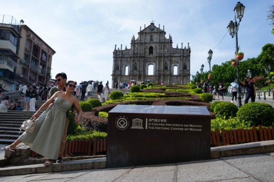 2025年7月9日，游客在澳門大三巴牌坊前游覽。新華社發(fā)（張金加 攝）