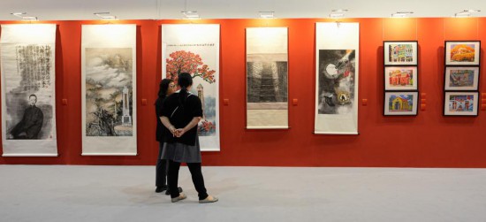 8月6日，觀眾在觀看展覽。新華社發(fā)（呂小煒攝）