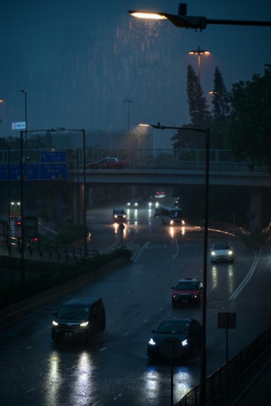 8月5日，車輛在香港街頭雨中行駛。新華社記者 朱煒 攝