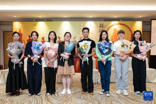  8月11日，演員在江蘇大劇院原創(chuàng)民族舞劇《紅樓夢(mèng)》新聞發(fā)布會(huì)現(xiàn)場(chǎng)合影。新華社發(fā)