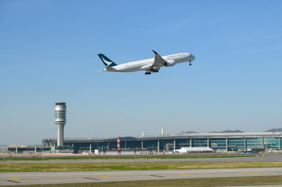 　　香港國際機場三跑道系統(tǒng)正式啟用后，一架飛機從中跑道起飛（2024年11月28日攝）。新華社發(fā)