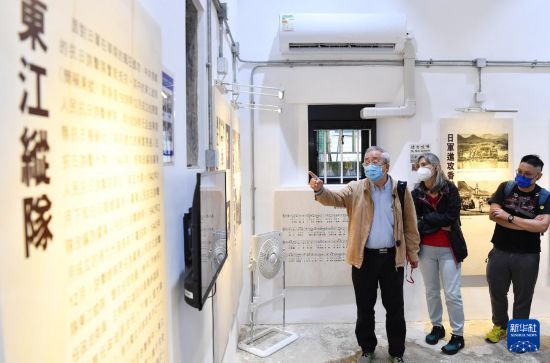 　　劉蜀永（左）在香港沙頭角抗戰(zhàn)紀(jì)念館講解（2022年11月26日攝）。新華社記者 陳鐸 攝