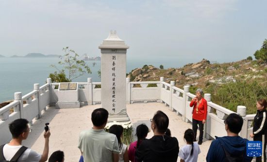 　　在香港新界屯門龍鼓灘的劉春祥抗日英雄群體紀(jì)念碑前，90歲的抗日老戰(zhàn)士林珍為人們講述中國(guó)共產(chǎn)黨領(lǐng)導(dǎo)下的東江縱隊(duì)港九獨(dú)立大隊(duì)的故事（2025年3月15日攝）。新華社記者 陳鐸 攝