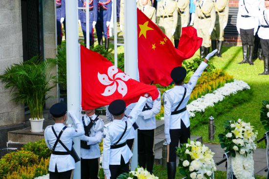 9月3日，在香港舉行的中國(guó)人民抗日戰(zhàn)爭(zhēng)暨世界反法西斯戰(zhàn)爭(zhēng)勝利80周年紀(jì)念儀式上，升旗隊(duì)將中華人民共和國(guó)國(guó)旗和香港特別行政區(qū)區(qū)旗升起。新華社記者 朱煒 攝