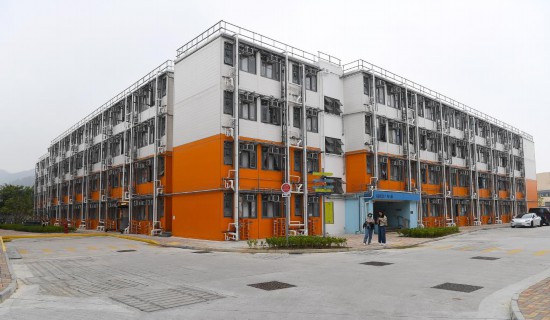 這是2024年3月6日拍攝的香港過渡性房屋項目博愛江夏圍村住宅大樓。新華社記者 陳鐸 攝