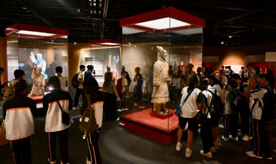 　　6月30日，香港市民在香港歷史博物館參觀“天下一統(tǒng)——陜西秦漢文明展”。香港特區(qū)政府新聞處供圖