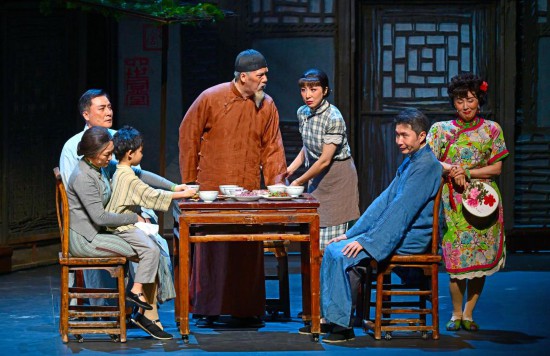 　　7月3日，闊別香港13年的中國(guó)國(guó)家話劇院話劇《四世同堂》再次亮相香港。新華社記者 陳鐸 攝