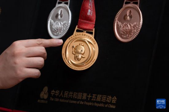　　9月4日，林鴻勝介紹第十五屆全國(guó)運(yùn)動(dòng)會(huì)獎(jiǎng)牌。 新華社記者 朱煒 攝