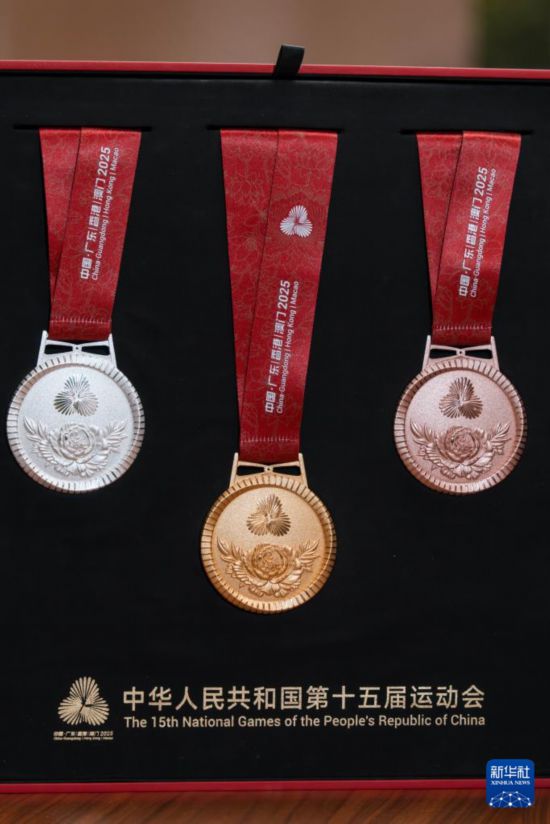 　　這是9月4日拍攝的第十五屆全國(guó)運(yùn)動(dòng)會(huì)獎(jiǎng)牌。 新華社記者 朱煒 攝