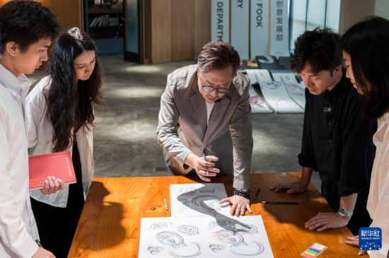 　　9月2日，林鴻勝（中）和黎偉杰（右二）與團隊成員交流。 新華社記者 朱煒 攝