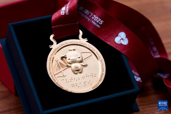 　　這是9月4日拍攝的殘?zhí)貖W會(huì)獎(jiǎng)牌。 新華社記者 朱煒 攝