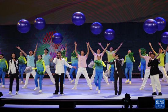   10月2日，眾星在“紫荊花開 香滿神州”國慶文藝晚會上演唱《我攜山海等你來》。新華社發(fā)（王申攝）