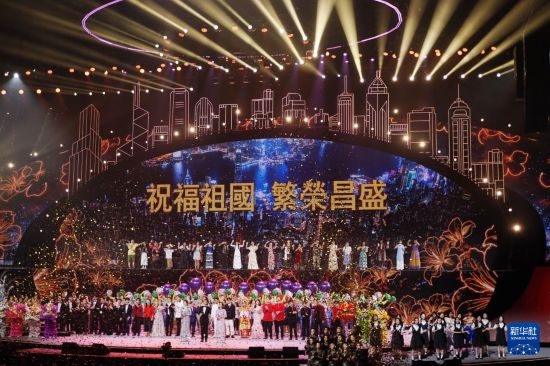   這是“紫荊花開 香滿神州”國慶文藝晚會現(xiàn)場（10月2日攝）。新華社發(fā)（王申攝）