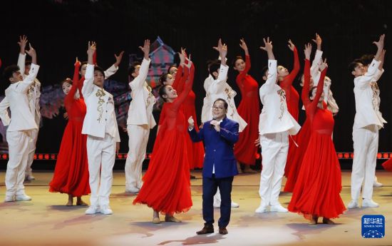   10月2日，張明敏在“紫荊花開 香滿神州”國慶文藝晚會上演唱《我的中國心》。新華社發(fā)（王申攝）