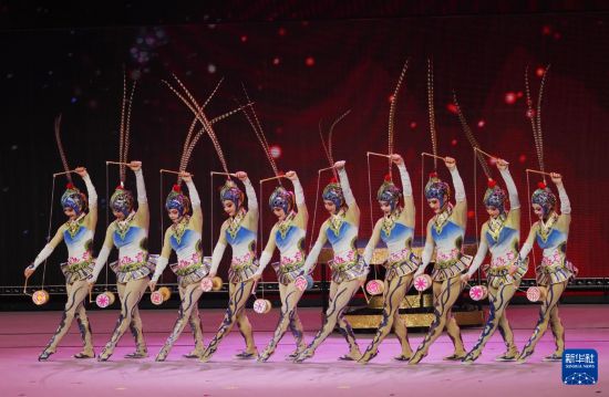   10月2日，中國雜技團在“紫荊花開 香滿神州”國慶文藝晚會上表演雜技《俏花旦》。新華社發(fā)（王申攝）