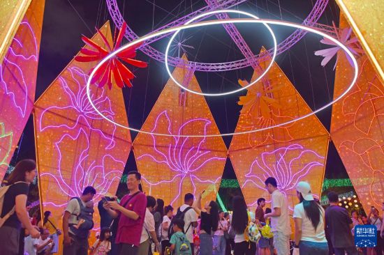 　　10月6日，市民在香港維多利亞公園欣賞中秋彩燈。新華社記者 陳鐸 攝