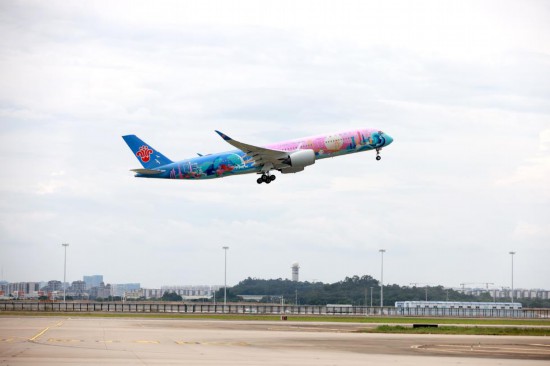 　　9月19日下午，中國(guó)南方航空首架十五運(yùn)會(huì)主題彩繪飛機(jī)“活力灣區(qū)號(hào)”首航。新華社發(fā)