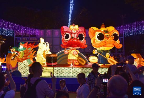 　　10月6日，市民在香港維多利亞公園欣賞中秋彩燈。新華社記者 陳鐸 攝