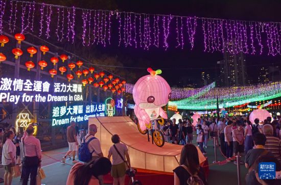 　　10月6日，市民在香港維多利亞公園欣賞中秋彩燈。新華社記者 陳鐸 攝