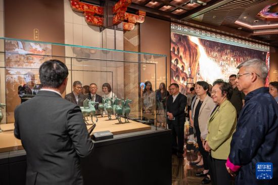 10月6日，嘉賓在澳門(mén)保利美高梅博物館“絲路”大展參觀。新華社發(fā)