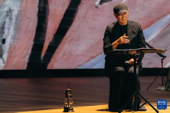 10月6日，知名作曲家譚盾在《消失的藏經(jīng)洞》音樂(lè)會(huì)上。新華社發(fā)