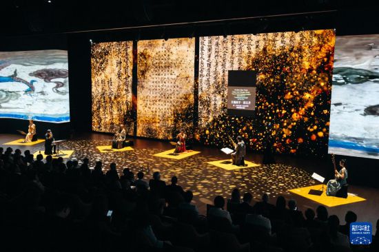 10月6日拍攝的《消失的藏經(jīng)洞》音樂(lè)會(huì)現(xiàn)場(chǎng)。新華社發(fā)