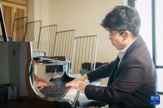 　　7月25日，沈靖韜在香港演藝學(xué)院的琴房里彈奏鋼琴。新華社記者 朱煒 攝